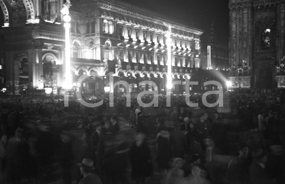 1934 MILANO in piazza del Duomo per il discorso del Duce NEGATIVO ORIGINALE 2 Scatto del 6 ottobre.Negativo originale d'epoca in bianco e nero su pellicola.Per i diritti rivolgersi a ICharta.ICharta mette in vendita, sul negozio eBay e in esclusiva sul sito "icharta" il proprio archivio composto da numerose diapositive e negativi fotografici d'epoca, tutti originali e autentici.Si tratta di uno sguardo inedito sull'attualità, la politica, la vita quotidiana, il gossip e la cultura, che fotografa il cambiamento della nazione (e non solo) tra il 1890 ed il 1990 circa. Un'occasione unica per il mercato del collezionismo, che vede finalmente disponibile un archivio eccezionale per vastità, tematiche e condizioni, in un settore (il negativo fotografico e la diapositiva) di assoluta novità e dalle interessanti prospettive di investimento. CONDIZIONI:FAIR/discretoFORMATO: cm 6 x 9 originale e autentica 1