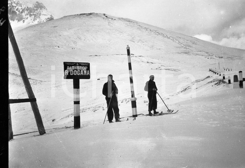 1934 PASSO DELLO STELVIO il confine con la Svizzera NEGATIVO ORIGINALE Negativo originale d'epoca in bianco e nero su pellicola.Per i diritti rivolgersi a ICharta.ICharta mette in vendita, sul negozio eBay e in esclusiva sul sito "icharta" il proprio archivio composto da numerose diapositive e negativi fotografici d'epoca, tutti originali e autentici.Si tratta di uno sguardo inedito sull'attualità, la politica, la vita quotidiana, il gossip e la cultura, che fotografa il cambiamento della nazione (e non solo) tra il 1890 ed il 1990 circa. Un'occasione unica per il mercato del collezionismo, che vede finalmente disponibile un archivio eccezionale per vastità, tematiche e condizioni, in un settore (il negativo fotografico e la diapositiva) di assoluta novità e dalle interessanti prospettive di investimento. CONDIZIONI:FAIR/discretoFORMATO: cm 6 x 9 originale e autentica 1