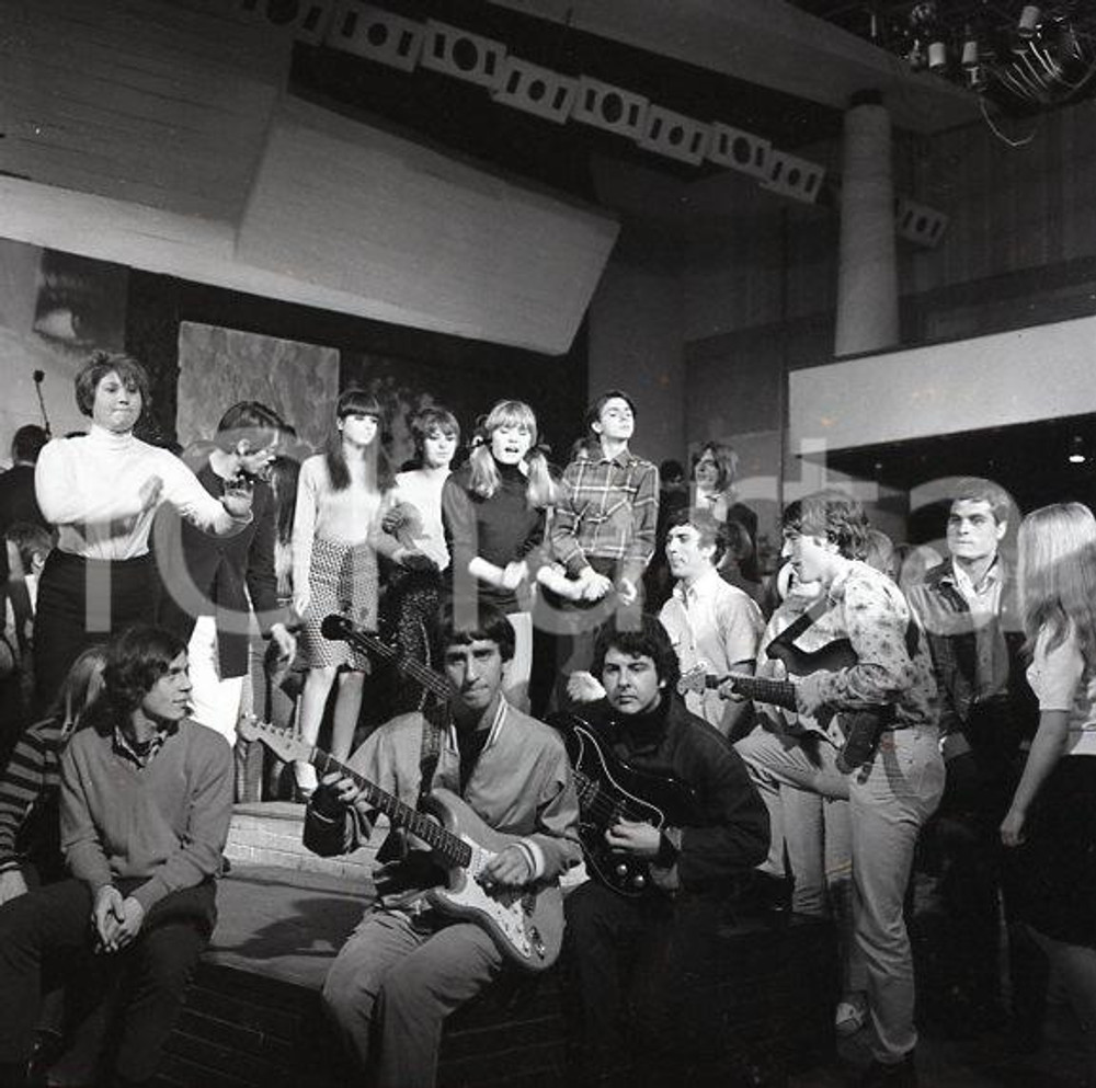 1967 ROMA PIPER Scatto sul set di TOTO' YE YE rarissimo *NEGATIVO ORIGINALE Negativo originale d'epoca a colori su pellicola.Autore: Sandro Borni  E' SEVERAMENTE VIETATA LA RIPRODUZIONE.TUTTI I DIRITTI SONO RISERVATI.ICharta mette in vendita, sul negozio eBay e in esclusiva sul sito "icharta" il proprio archivio composto da numerose diapositive e negativi fotografici d'epoca, tutti originali e autentici.Si tratta di uno sguardo inedito sull'attualità, la politica, la vita quotidiana, il gossip e la cultura, che fotografa il cambiamento della nazione (e non solo) tra il 1890 ed il 1990 circa. Un'occasione unica per il mercato del collezionismo, che vede finalmente disponibile un archivio eccezionale per vastità, tematiche e condizioni, in un settore (il negativo fotografico e la diapositiva) di assoluta novità e dalle interessanti prospettive di investimento. CONDIZIONI:GOOD/buonoFORMATO: cm 6 x 6 originale e autentica 1