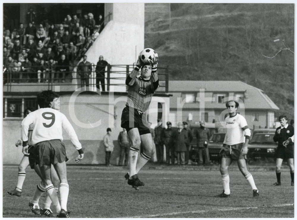 Fotografia d epoca originale 1984 CALCIO  USD MASONE Parata durante una partita  Foto 24x18 cm 1