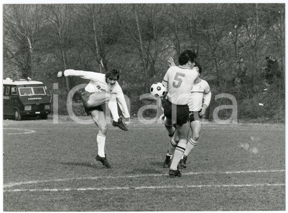 Fotografia d epoca originale 1984 CALCIO  USD MASONE Calciatori e camionetta dei CARABINIERI  Foto 24x18 cm 1