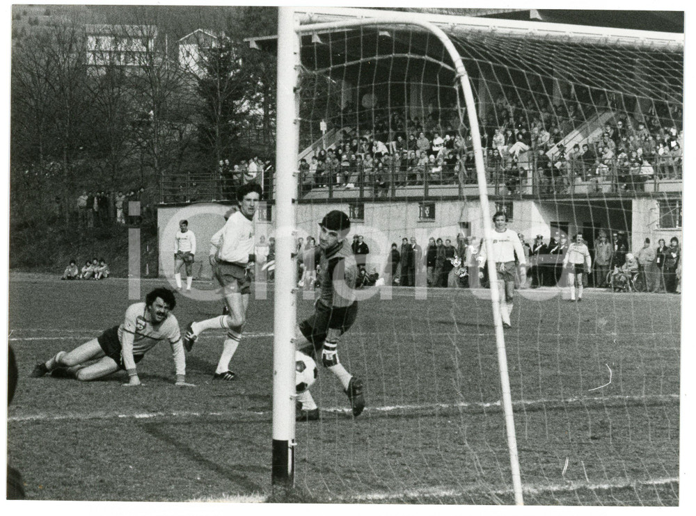 Fotografia d epoca originale 1984 CALCIO  USD MASONE Tiro in porta  Calciatori durante partita  Foto 24x18 1