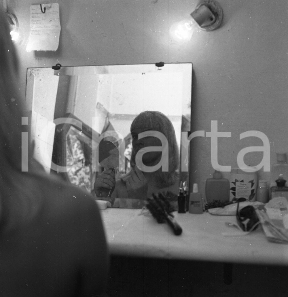 1965 ca MILANO EROTICA nel camerino del night club NEGATIVO ORIGINALE 10 Negativo originale d'epoca in bianco e nero su pellicola.Per i diritti rivolgersi a ICharta.ICharta mette in vendita, sul negozio eBay e in esclusiva sul sito "icharta" il proprio archivio composto da numerose diapositive e negativi fotografici d'epoca, tutti originali e autentici.Si tratta di uno sguardo inedito sull'attualità, la politica, la vita quotidiana, il gossip e la cultura, che fotografa il cambiamento della nazione (e non solo) tra il 1890 ed il 1990 circa. Un'occasione unica per il mercato del collezionismo, che vede finalmente disponibile un archivio eccezionale per vastità, tematiche e condizioni, in un settore (il negativo fotografico e la diapositiva) di assoluta novità e dalle interessanti prospettive di investimento. CONDIZIONI:FAIR/discretoFORMATO: cm 6 x 6  originale e autentica 1