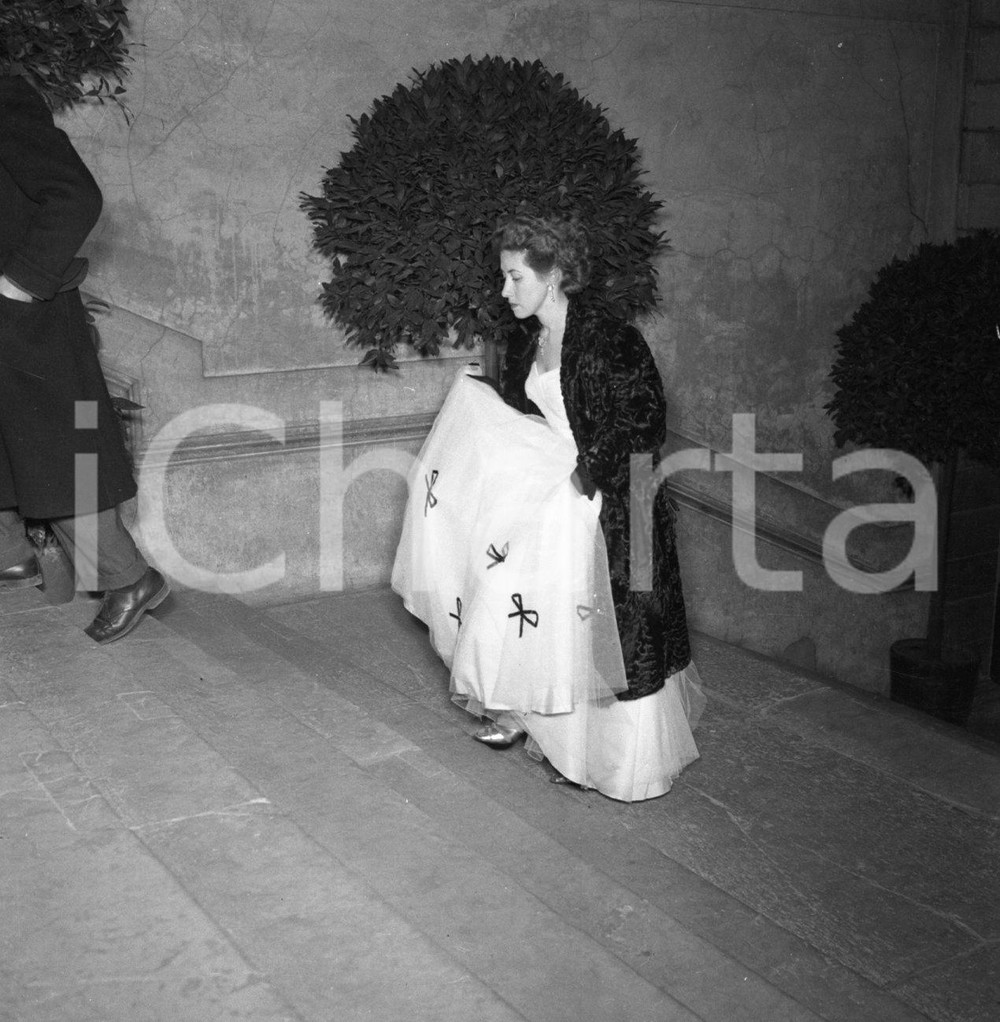 1953 BRESCIA Teatro Grande: verso la prima dell'Arlesiana NEGATIVO ORIGINALE 6 Negativo originale d'epoca in bianco e nero su pellicola.Per i diritti rivolgersi a ICharta.ICharta mette in vendita, sul negozio eBay e in esclusiva sul sito "icharta" il proprio archivio composto da numerose diapositive e negativi fotografici d'epoca, tutti originali e autentici.Si tratta di uno sguardo inedito sull'attualità, la politica, la vita quotidiana, il gossip e la cultura, che fotografa il cambiamento della nazione (e non solo) tra il 1890 ed il 1990 circa. Un'occasione unica per il mercato del collezionismo, che vede finalmente disponibile un archivio eccezionale per vastità, tematiche e condizioni, in un settore (il negativo fotografico e la diapositiva) di assoluta novità e dalle interessanti prospettive di investimento. CONDIZIONI:FAIR/discretoFORMATO: cm 6 x 6 originale e autentica 1