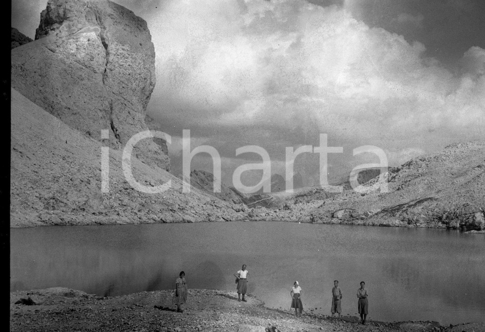 1934  Sulle sponde del lago d'ANTERMOIA in Val di FASSA *NEGATIVO ORIGINALE Negativo originale d'epoca in bianco e nero su pellicola.Per i diritti rivolgersi a ICharta.ICharta mette in vendita, sul negozio eBay e in esclusiva sul sito "icharta" il proprio archivio composto da numerose diapositive e negativi fotografici d'epoca, tutti originali e autentici.Si tratta di uno sguardo inedito sull'attualità, la politica, la vita quotidiana, il gossip e la cultura, che fotografa il cambiamento della nazione (e non solo) tra il 1890 ed il 1990 circa. Un'occasione unica per il mercato del collezionismo, che vede finalmente disponibile un archivio eccezionale per vastità, tematiche e condizioni, in un settore (il negativo fotografico e la diapositiva) di assoluta novità e dalle interessanti prospettive di investimento. CONDIZIONI:FAIR/discretoFORMATO: cm 6 x 9 originale e autentica 1