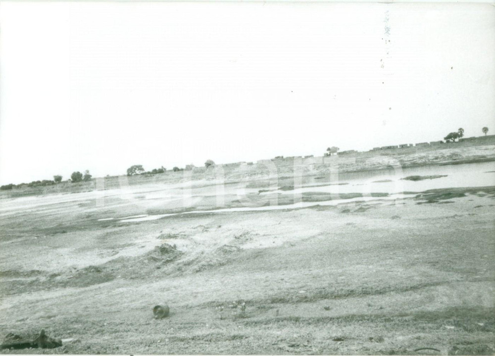 Fotografia d epoca originale 1980 ca CHAD Panorama delle rive del fiume con rifiuti Fotografia 1