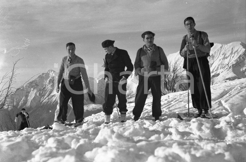 1934 PIANI DI BOBBIO gruppo di amici sciatori NEGATIVO ORIGINALE Negativo originale d'epoca in bianco e nero su pellicola.Per i diritti rivolgersi a ICharta.ICharta mette in vendita, sul negozio eBay e in esclusiva sul sito "icharta" il proprio archivio composto da numerose diapositive e negativi fotografici d'epoca, tutti originali e autentici.Si tratta di uno sguardo inedito sull'attualità, la politica, la vita quotidiana, il gossip e la cultura, che fotografa il cambiamento della nazione (e non solo) tra il 1890 ed il 1990 circa. Un'occasione unica per il mercato del collezionismo, che vede finalmente disponibile un archivio eccezionale per vastità, tematiche e condizioni, in un settore (il negativo fotografico e la diapositiva) di assoluta novità e dalle interessanti prospettive di investimento. CONDIZIONI:FAIR/discretoFORMATO: cm 6 x 9 originale e autentica 1