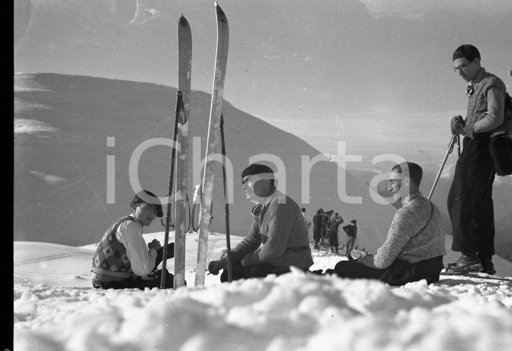 1934 PIANI DI BOBBIO gruppo di amici sciatori NEGATIVO ORIGINALE 2 Negativo originale d'epoca in bianco e nero su pellicola.Per i diritti rivolgersi a ICharta.ICharta mette in vendita, sul negozio eBay e in esclusiva sul sito "icharta" il proprio archivio composto da numerose diapositive e negativi fotografici d'epoca, tutti originali e autentici.Si tratta di uno sguardo inedito sull'attualità, la politica, la vita quotidiana, il gossip e la cultura, che fotografa il cambiamento della nazione (e non solo) tra il 1890 ed il 1990 circa. Un'occasione unica per il mercato del collezionismo, che vede finalmente disponibile un archivio eccezionale per vastità, tematiche e condizioni, in un settore (il negativo fotografico e la diapositiva) di assoluta novità e dalle interessanti prospettive di investimento. CONDIZIONI:FAIR/discretoFORMATO: cm 6 x 9 originale e autentica 1