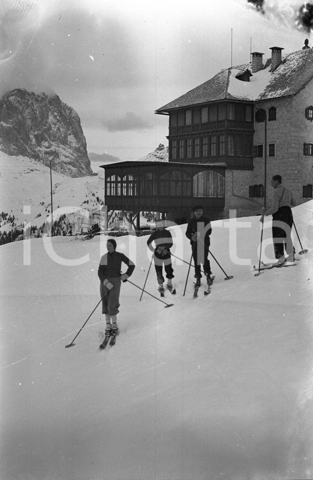 1934 PASSO PORDOI Hotel Pordoi *NEGATIVO ORIGINALE Negativo originale d'epoca in bianco e nero su pellicola.Per i diritti rivolgersi a ICharta.ICharta mette in vendita, sul negozio eBay e in esclusiva sul sito "icharta" il proprio archivio composto da numerose diapositive e negativi fotografici d'epoca, tutti originali e autentici.Si tratta di uno sguardo inedito sull'attualità, la politica, la vita quotidiana, il gossip e la cultura, che fotografa il cambiamento della nazione (e non solo) tra il 1890 ed il 1990 circa. Un'occasione unica per il mercato del collezionismo, che vede finalmente disponibile un archivio eccezionale per vastità, tematiche e condizioni, in un settore (il negativo fotografico e la diapositiva) di assoluta novità e dalle interessanti prospettive di investimento. CONDIZIONI:FAIR/discretoFORMATO: cm 6 x 9 originale e autentica 1