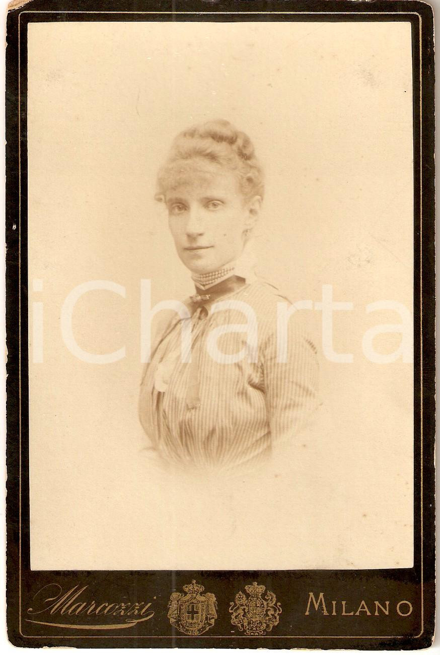 Fotografia d epoca originale 1880 ca MILANO Ritratto di nobildonna con abito a righe Foto Carlo MARCOZZI 3 1