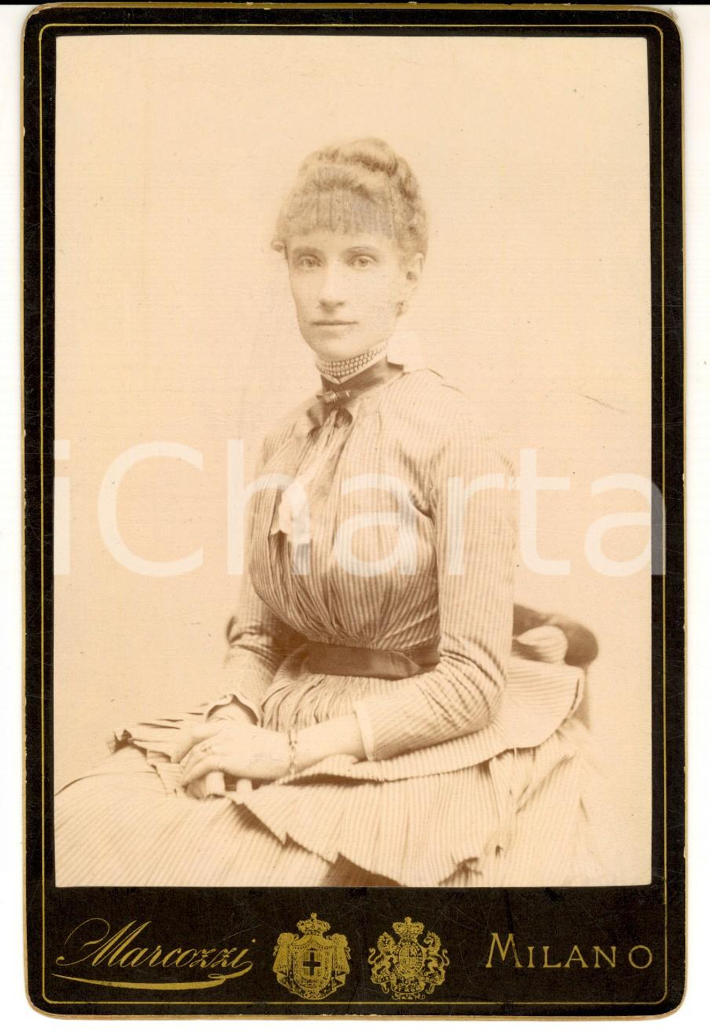 Fotografia d epoca originale 1880 ca MILANO Ritratto di nobildonna con abito a righe Foto Carlo MARCOZZI 5 1