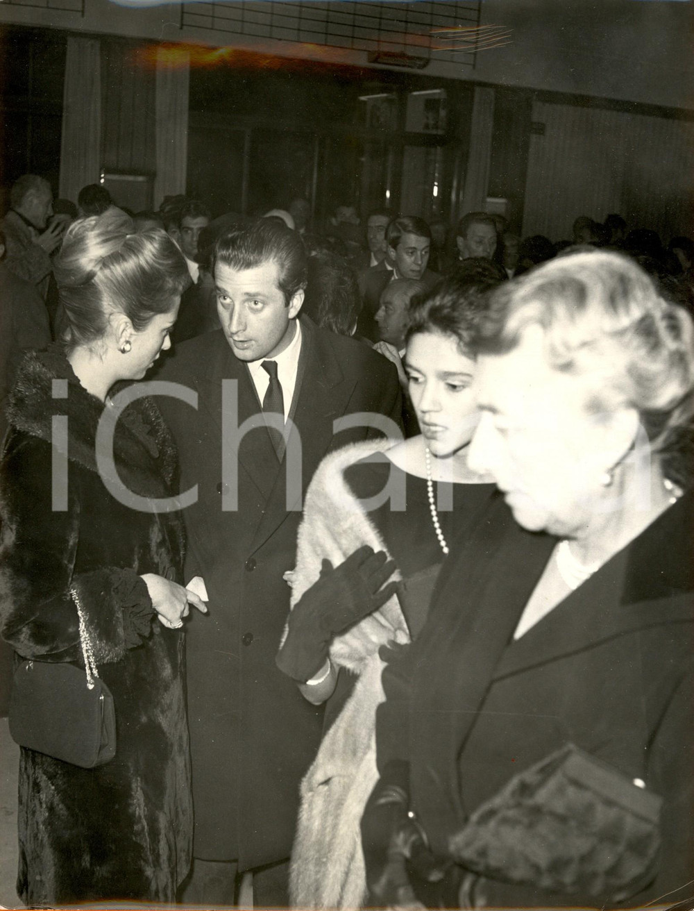 1960 ca ROMA Teatro SISTINA Paola e Alberto di LIEGI - Rosa TASCA d'ALMERITA DATA: 1960 circaLUOGO: ROMATITOLO: ALBERTO E PAOLA DI LIEGI CON ROSA MARIA TASCA D'ALMERITA NEL FOYER DEL TEATRO SISTINADESCRIZIONE: Fotografia d'epoca.AUTORE: Lynx (Paris) FORMATO: cm 21 x 28  CONDIZIONI: buona (ma lievi pieghe e smussature angolari).  Vera fotografia d'epoca, originale e autentica.  originale e autentica 1