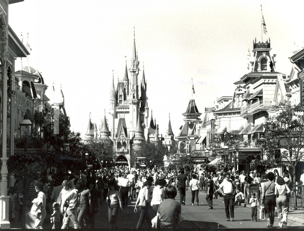 Fotografia d epoca originale 1979 ORLANDO, FLORIDA Folla di turisti al parco divertimenti di DISNEYLAND Foto 1