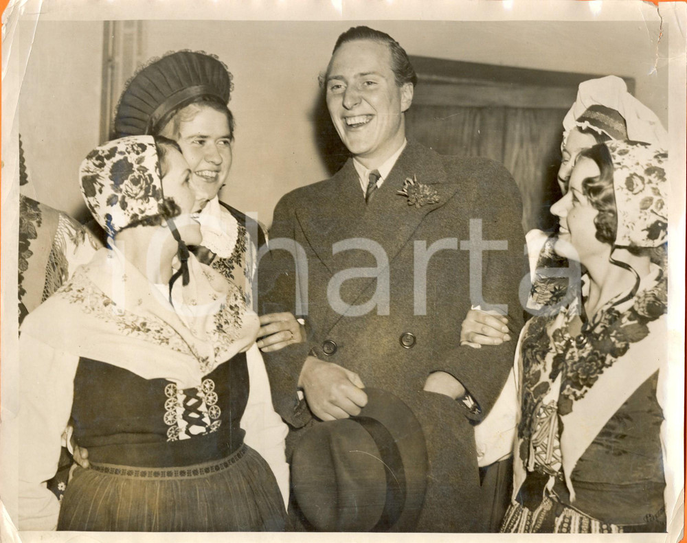 Fotografia d epoca originale 1934 LONDON MARYLEBONE Carlo di SVEZIA inaugura Bazar de Noel ad HARCOURT STREET 1