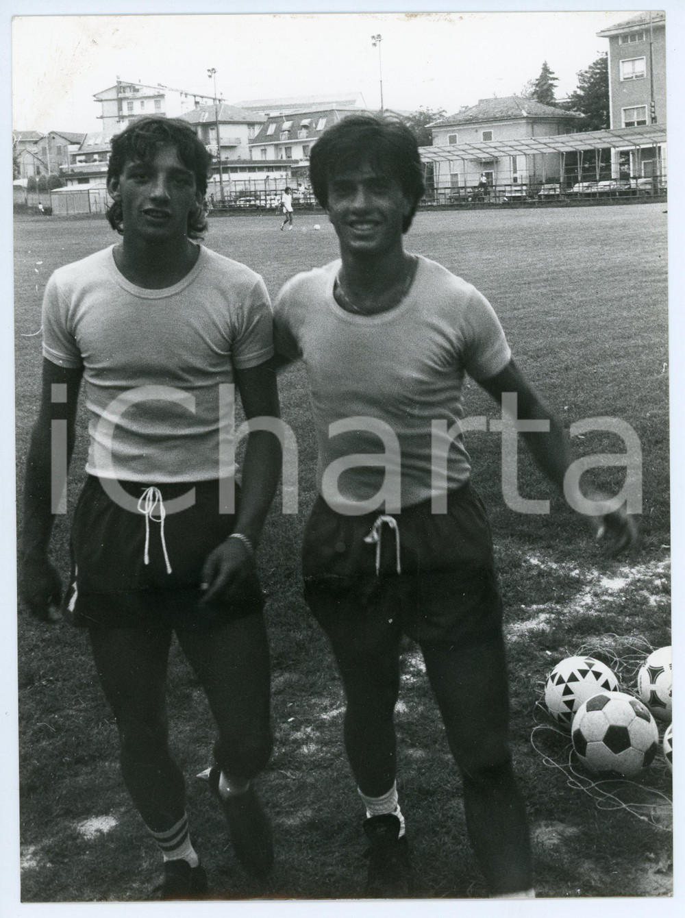 Fotografia d epoca originale 1984 CALCIO Squadra OVADA MOBILI Tumminello e Merata durante allenamento  Foto 1