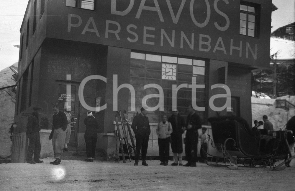1935 DAVOS la partenza della funicolare del Parsenn NEGATIVO ORIGINALE Negativo originale d'epoca in bianco e nero su pellicola.Per i diritti rivolgersi a ICharta.ICharta mette in vendita, sul negozio eBay e in esclusiva sul sito "icharta" il proprio archivio composto da numerose diapositive e negativi fotografici d'epoca, tutti originali e autentici.Si tratta di uno sguardo inedito sull'attualità, la politica, la vita quotidiana, il gossip e la cultura, che fotografa il cambiamento della nazione (e non solo) tra il 1890 ed il 1990 circa. Un'occasione unica per il mercato del collezionismo, che vede finalmente disponibile un archivio eccezionale per vastità, tematiche e condizioni, in un settore (il negativo fotografico e la diapositiva) di assoluta novità e dalle interessanti prospettive di investimento. CONDIZIONI:FAIR/discretoFORMATO: cm 6 x 9 originale e autentica 1