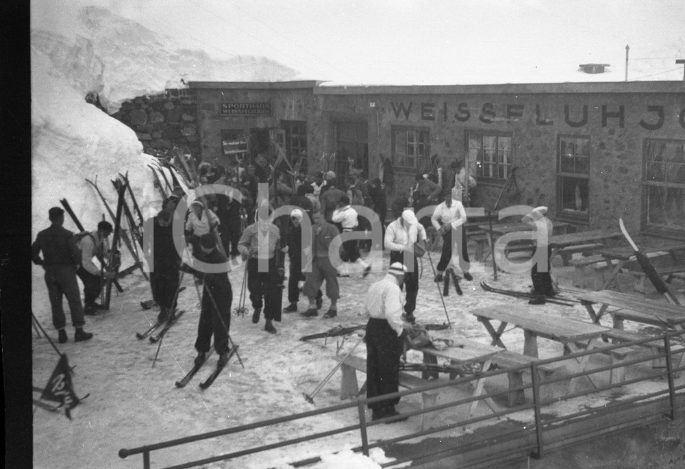 1935 DAVOS l'arrivo della funicolare a Weissfluhjoch NEGATIVO ORIGINALE Negativo originale d'epoca in bianco e nero su pellicola.Per i diritti rivolgersi a ICharta.ICharta mette in vendita, sul negozio eBay e in esclusiva sul sito "icharta" il proprio archivio composto da numerose diapositive e negativi fotografici d'epoca, tutti originali e autentici.Si tratta di uno sguardo inedito sull'attualità, la politica, la vita quotidiana, il gossip e la cultura, che fotografa il cambiamento della nazione (e non solo) tra il 1890 ed il 1990 circa. Un'occasione unica per il mercato del collezionismo, che vede finalmente disponibile un archivio eccezionale per vastità, tematiche e condizioni, in un settore (il negativo fotografico e la diapositiva) di assoluta novità e dalle interessanti prospettive di investimento. CONDIZIONI:FAIR/discretoFORMATO: cm 6 x 9 originale e autentica 1