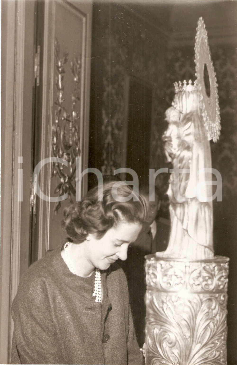 1960 MADRID Donna Fabiola MORA Y ARAGON  prega la Vergine del Pilar *Foto (2) DATA: 1960LUOGO: MADRIDTITOLO: DONNA FABIOLA MORA Y ARAGON IN PREGHIERA VICINO ALLA STATUA DELA VERGINE DEL PILARDESCRIZIONE: Fotografia d'epoca.FORMATO: 17 x 25 cm CONDIZIONI: buone.  Vera fotografia d'epoca, originale, autentica.   originale e autentica 1