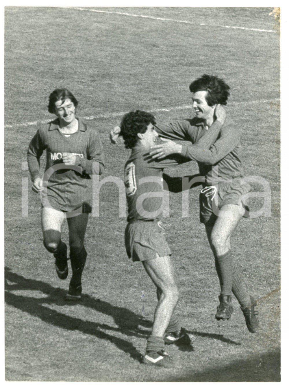 Fotografia d epoca originale 1985 ca USD MASONE  CALCIO Luigino MACCIÒ Mario CARLINI esultano  Foto 17x24 1