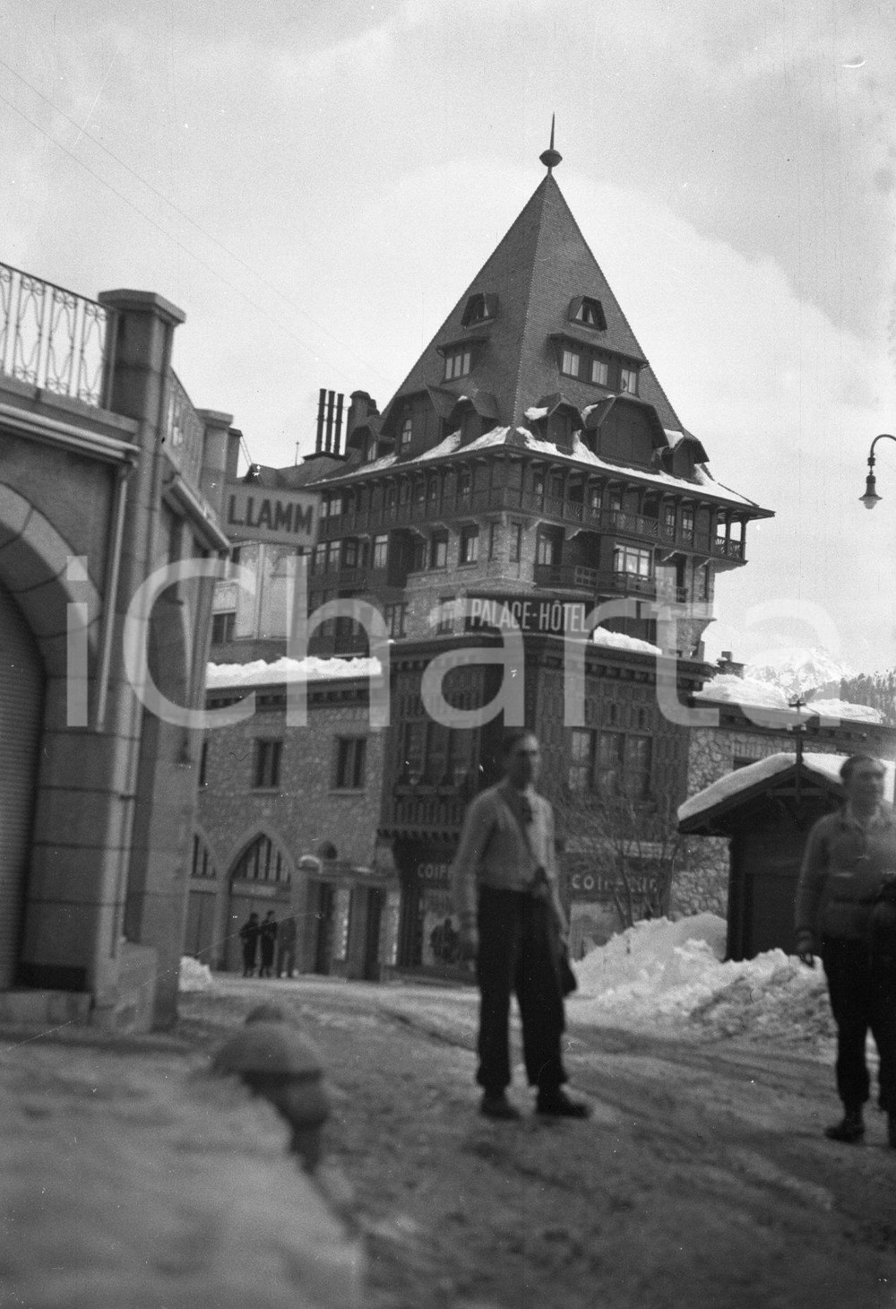 1935 SAINT MORITZ davanti al Palace Hotel NEGATIVO ORIGINALE Negativo originale d'epoca in bianco e nero su pellicola.Per i diritti rivolgersi a ICharta.ICharta mette in vendita, sul negozio eBay e in esclusiva sul sito "icharta" il proprio archivio composto da numerose diapositive e negativi fotografici d'epoca, tutti originali e autentici.Si tratta di uno sguardo inedito sull'attualità, la politica, la vita quotidiana, il gossip e la cultura, che fotografa il cambiamento della nazione (e non solo) tra il 1890 ed il 1990 circa. Un'occasione unica per il mercato del collezionismo, che vede finalmente disponibile un archivio eccezionale per vastità, tematiche e condizioni, in un settore (il negativo fotografico e la diapositiva) di assoluta novità e dalle interessanti prospettive di investimento. CONDIZIONI:FAIR/discretoFORMATO: cm 6 x 9 originale e autentica 1
