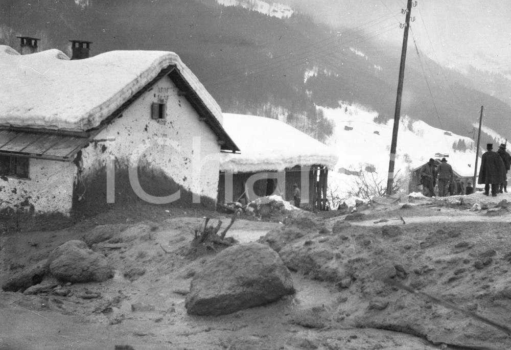 1935 KUBLIS (CH) la frana in paese NEGATIVO ORIGINALE 1 Negativo originale d'epoca in bianco e nero su pellicola.Per i diritti rivolgersi a ICharta.ICharta mette in vendita, sul negozio eBay e in esclusiva sul sito "icharta" il proprio archivio composto da numerose diapositive e negativi fotografici d'epoca, tutti originali e autentici.Si tratta di uno sguardo inedito sull'attualità, la politica, la vita quotidiana, il gossip e la cultura, che fotografa il cambiamento della nazione (e non solo) tra il 1890 ed il 1990 circa. Un'occasione unica per il mercato del collezionismo, che vede finalmente disponibile un archivio eccezionale per vastità, tematiche e condizioni, in un settore (il negativo fotografico e la diapositiva) di assoluta novità e dalle interessanti prospettive di investimento. CONDIZIONI:FAIR/discretoFORMATO: cm 6 x 9 originale e autentica 1