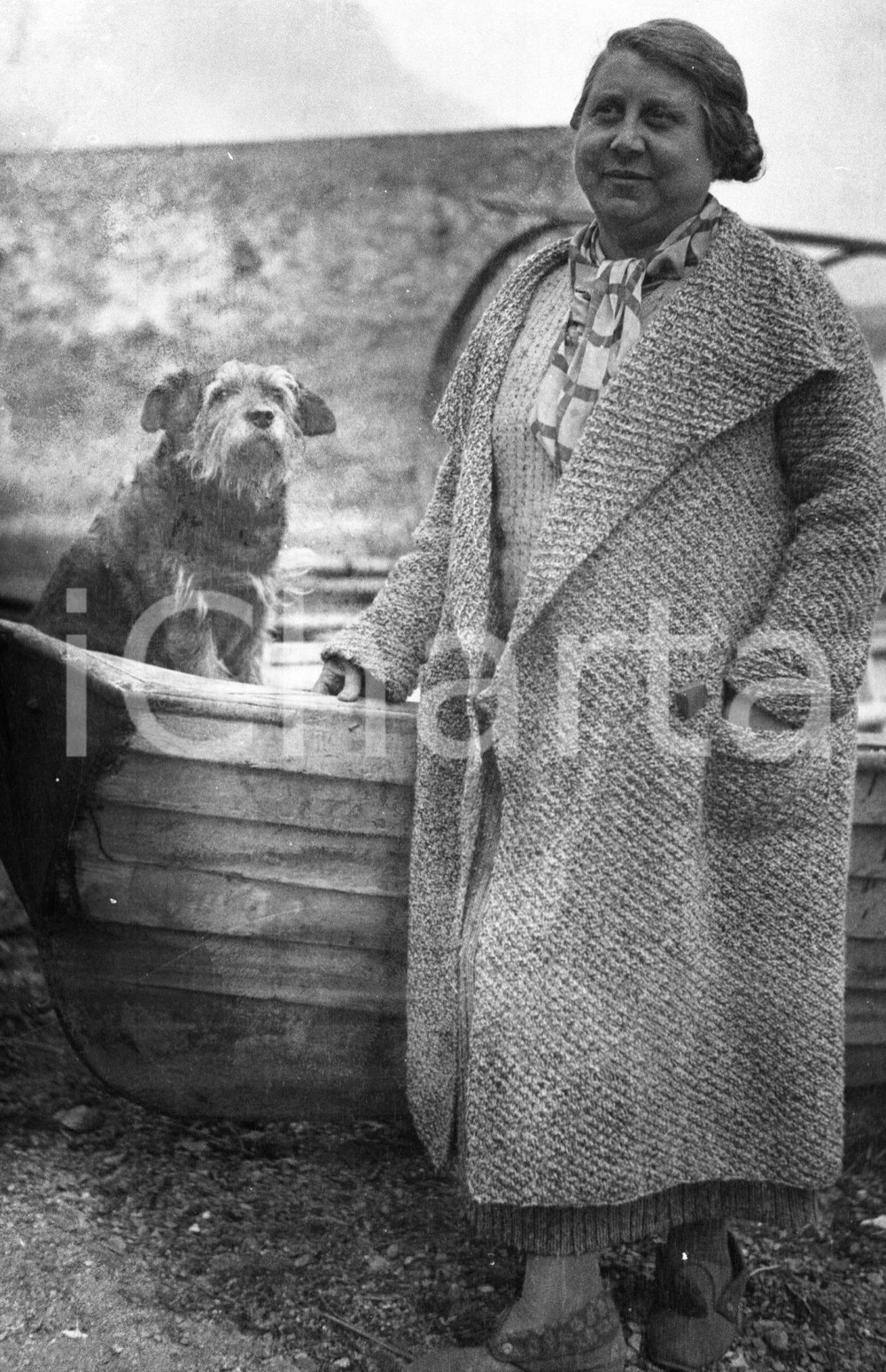 1935 MANDELLO DEL LARIO ritratto di signora con il cane NEGATIVO ORIGINALE Negativo originale d'epoca in bianco e nero su pellicola.Per i diritti rivolgersi a ICharta.ICharta mette in vendita, sul negozio eBay e in esclusiva sul sito "icharta" il proprio archivio composto da numerose diapositive e negativi fotografici d'epoca, tutti originali e autentici.Si tratta di uno sguardo inedito sull'attualità, la politica, la vita quotidiana, il gossip e la cultura, che fotografa il cambiamento della nazione (e non solo) tra il 1890 ed il 1990 circa. Un'occasione unica per il mercato del collezionismo, che vede finalmente disponibile un archivio eccezionale per vastità, tematiche e condizioni, in un settore (il negativo fotografico e la diapositiva) di assoluta novità e dalle interessanti prospettive di investimento. CONDIZIONI:FAIR/discretoFORMATO: cm 6 x 9 originale e autentica 1