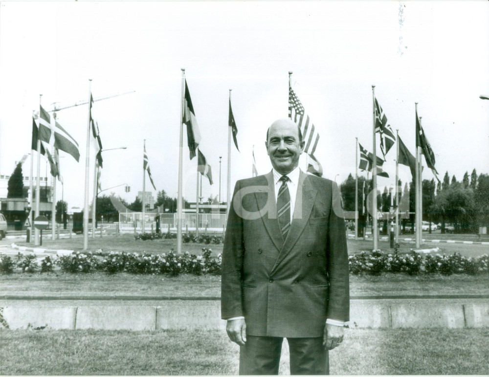 Fotografia d epoca originale 1989 BRUXELLES Segretario Generale Manfred WORNER all ingresso della NATO Foto 1