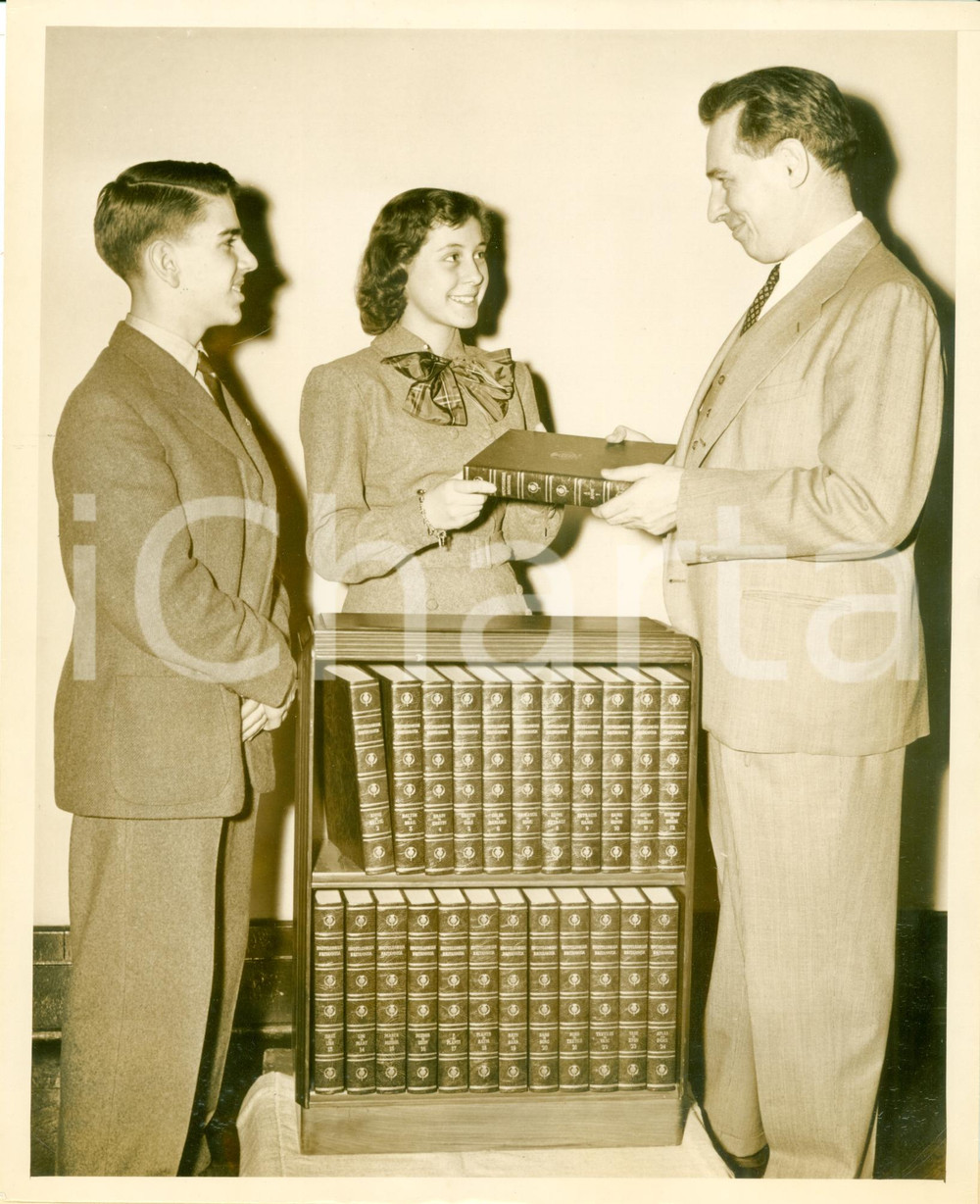 Fotografia d epoca originale 1949 NEW YORK Marco BACCIAGALUPPI Gabriella GISCI con ENCYCLOPAEDIA BRITANNICA 2 1
