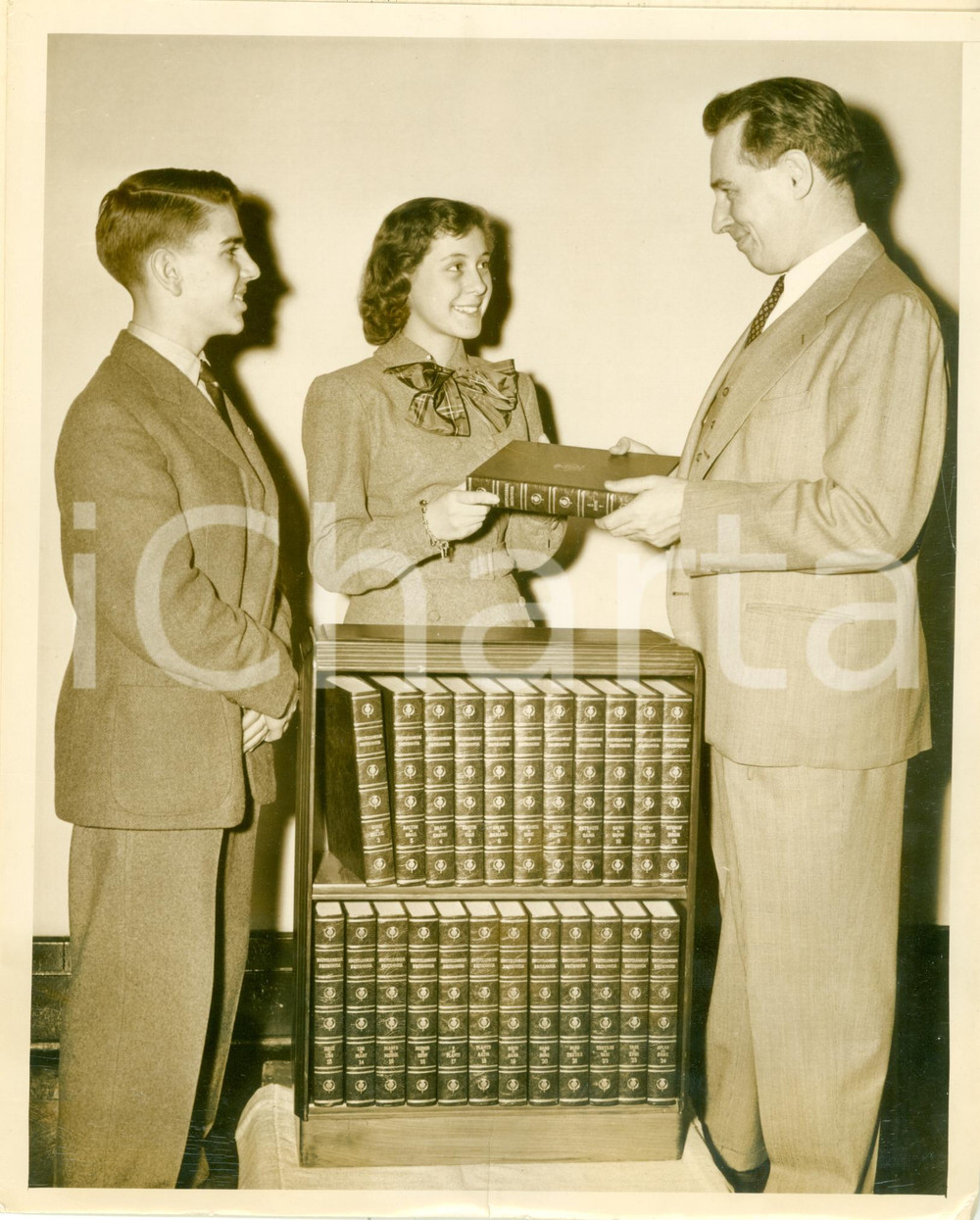 Fotografia d epoca originale 1949 NEW YORK Marco BACCIAGALUPPI Gabriella GISCI con ENCYCLOPAEDIA BRITANNICA 3 1