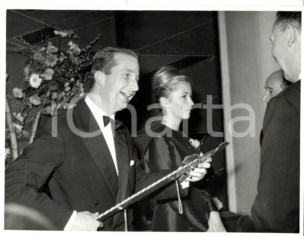 Fotografia d epoca originale 1961 BRUXELLES Principi Paola e Alberto BELGIO con spada film EL CID Foto 2 1