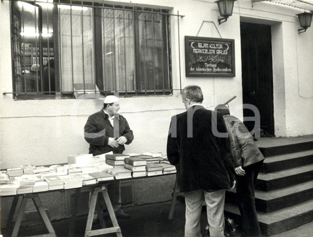 Fotografia d epoca originale 1981 KOLN Venditore di CORANI fuori dalla moschea del centro culturale turco 2 1