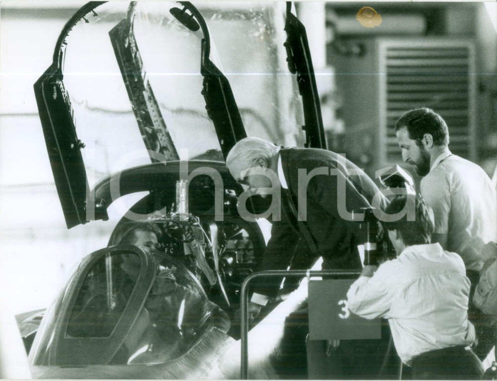 Fotografia d epoca originale 1989 LECK Ministro Gerhard STOLTENBERG sale su elicottero da guerra Foto 2 1