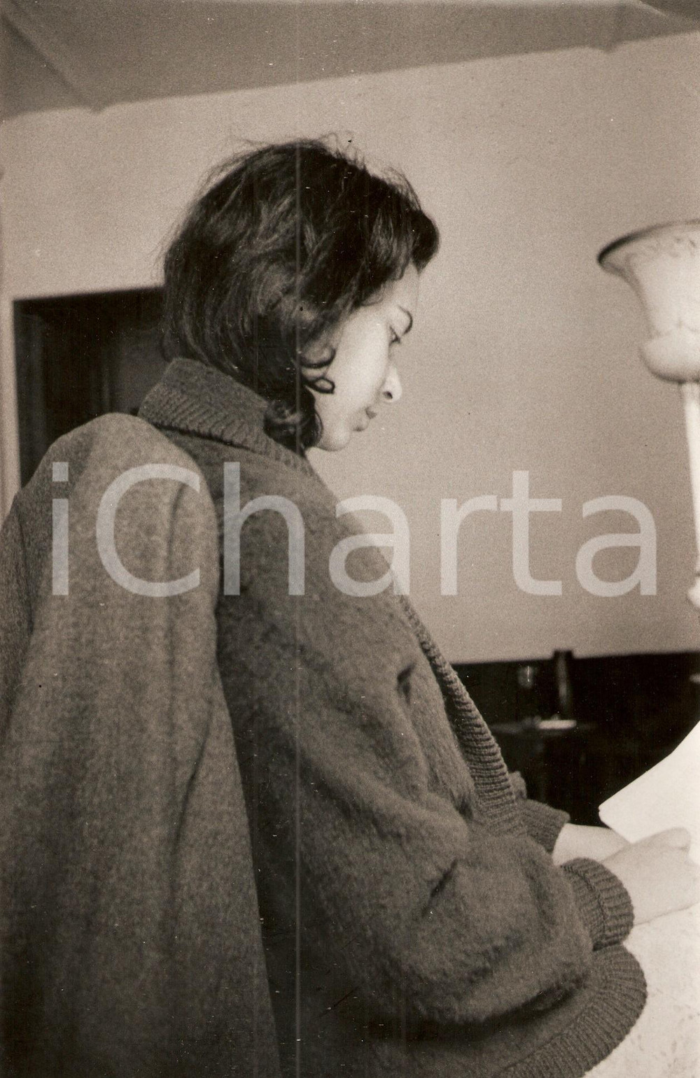 Fotografia d epoca originale 1961 GUNS OF THE TREES Frances STILLMAN legge in una scena del film Foto 1