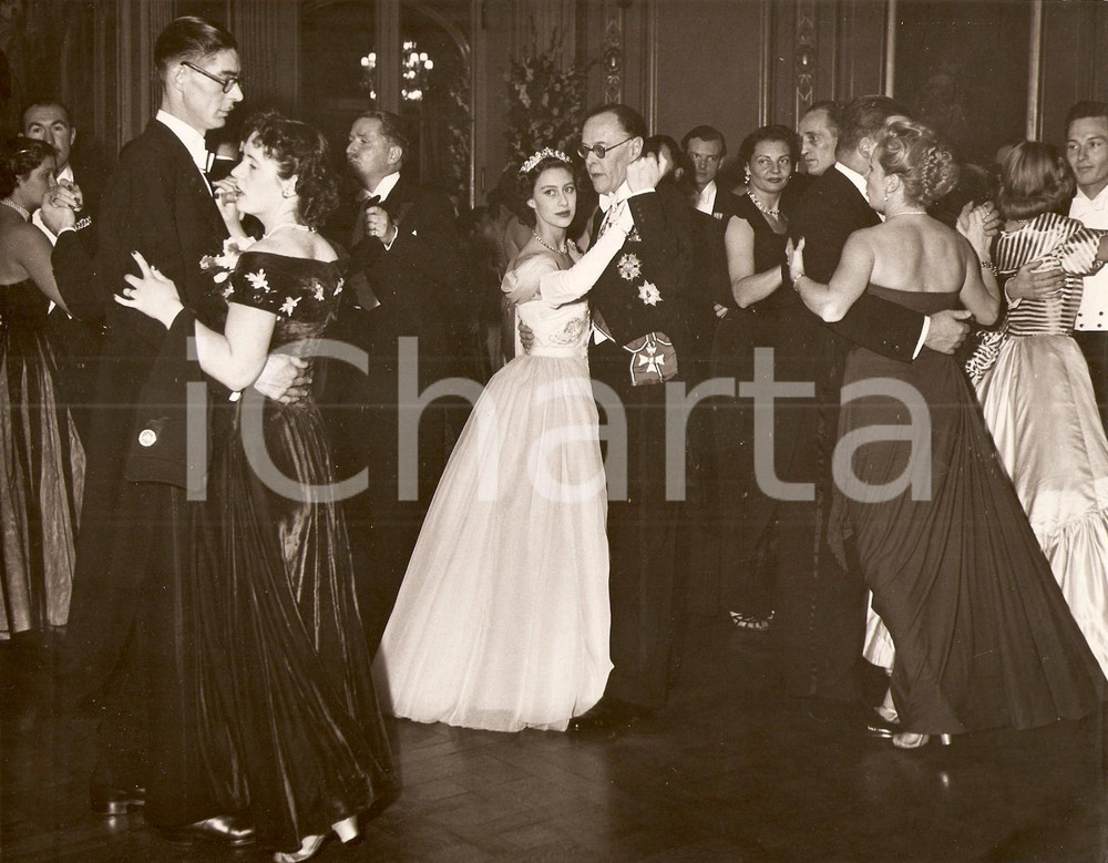 Fotografia d epoca originale 1951 PARIS CIRCLE INTERALLIE Ballo Margaret d INGHILTERRA sir Oliver HARVEY 1