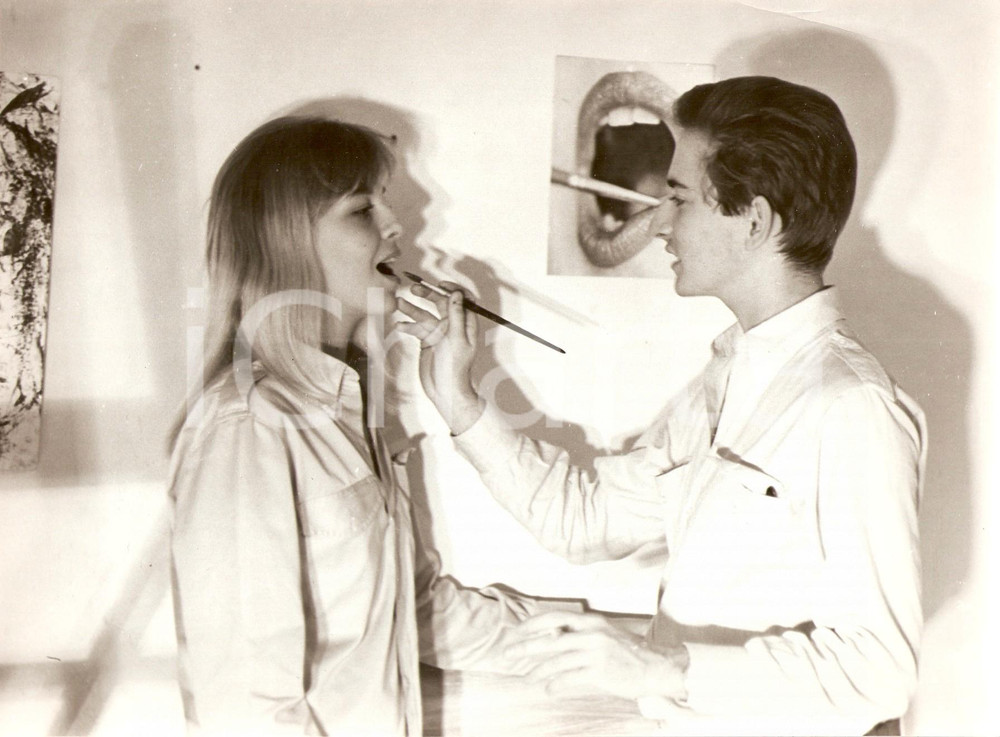 Fotografia d epoca originale 1960 ca ROMA Renzino ROSSELLINI pittore gioca con Anna BAJ Foto 1 1