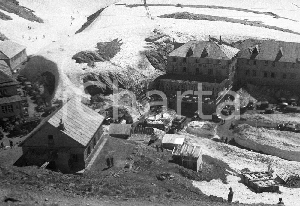 1935 PASSO DELLO STELVIO Albergo Ristorante Perego NEGATIVO ORIGINALE Negativo originale d'epoca in bianco e nero su pellicola.Per i diritti rivolgersi a ICharta.ICharta mette in vendita, sul negozio eBay e in esclusiva sul sito "icharta" il proprio archivio composto da numerose diapositive e negativi fotografici d'epoca, tutti originali e autentici.Si tratta di uno sguardo inedito sull'attualità, la politica, la vita quotidiana, il gossip e la cultura, che fotografa il cambiamento della nazione (e non solo) tra il 1890 ed il 1990 circa. Un'occasione unica per il mercato del collezionismo, che vede finalmente disponibile un archivio eccezionale per vastità, tematiche e condizioni, in un settore (il negativo fotografico e la diapositiva) di assoluta novità e dalle interessanti prospettive di investimento. CONDIZIONI:FAIR/discretoFORMATO: cm 6 x 9 originale e autentica 1