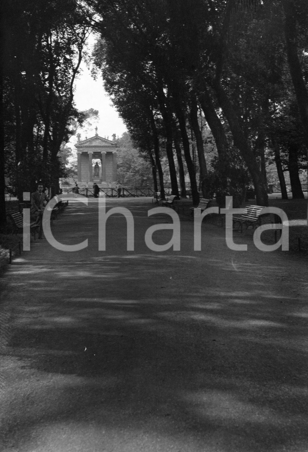 1935 ROMA Tempio di Esculapio nel parco di Villa Borghese NEGATIVO ORIGINALE Negativo originale d'epoca in bianco e nero su pellicola.Per i diritti rivolgersi a ICharta.ICharta mette in vendita, sul negozio eBay e in esclusiva sul sito "icharta" il proprio archivio composto da numerose diapositive e negativi fotografici d'epoca, tutti originali e autentici.Si tratta di uno sguardo inedito sull'attualità, la politica, la vita quotidiana, il gossip e la cultura, che fotografa il cambiamento della nazione (e non solo) tra il 1890 ed il 1990 circa. Un'occasione unica per il mercato del collezionismo, che vede finalmente disponibile un archivio eccezionale per vastità, tematiche e condizioni, in un settore (il negativo fotografico e la diapositiva) di assoluta novità e dalle interessanti prospettive di investimento. CONDIZIONI:FAIR/discretoFORMATO: cm 6 x 9 originale e autentica 1