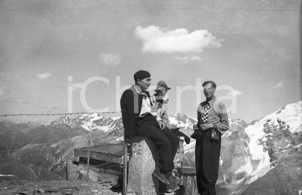 1935 Scatto alla casermetta al PASSO DELLO STELVIO NEGATIVO ORIGINALE Negativo originale in bianco e nero.Per i diritti rivolgersi a ICharta.ICharta mette in vendita, sul negozio eBay e in esclusiva sul sito "icharta" il proprio archivio composto da numerose diapositive e negativi fotografici d'epoca, tutti originali e autentici.Si tratta di uno sguardo inedito sull'attualità, la politica, la vita quotidiana, il gossip e la cultura, che fotografa il cambiamento della nazione (e non solo) tra il 1890 ed il 1990 circa. Un'occasione unica per il mercato del collezionismo, che vede finalmente disponibile un archivio eccezionale per vastità, tematiche e condizioni, in un settore (il negativo fotografico e la diapositiva) di assoluta novità e dalle interessanti prospettive di investimento. CONDIZIONI:FAIR/discretoFORMATO: cm 6 x 9 originale e autentica 1