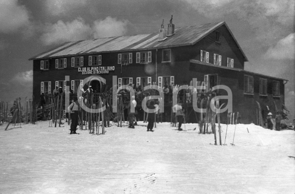 1935 Rifugio del CAI al PASSO DELLO STELVIO *NEGATIVO ORIGINALE Negativo originale d'epoca in bianco e nero su pellicola.Per i diritti rivolgersi a ICharta.ICharta mette in vendita, sul negozio eBay e in esclusiva sul sito "icharta" il proprio archivio composto da numerose diapositive e negativi fotografici d'epoca, tutti originali e autentici.Si tratta di uno sguardo inedito sull'attualità, la politica, la vita quotidiana, il gossip e la cultura, che fotografa il cambiamento della nazione (e non solo) tra il 1890 ed il 1990 circa. Un'occasione unica per il mercato del collezionismo, che vede finalmente disponibile un archivio eccezionale per vastità, tematiche e condizioni, in un settore (il negativo fotografico e la diapositiva) di assoluta novità e dalle interessanti prospettive di investimento. CONDIZIONI:FAIR/discretoFORMATO: cm 6 x 9 originale e autentica 1