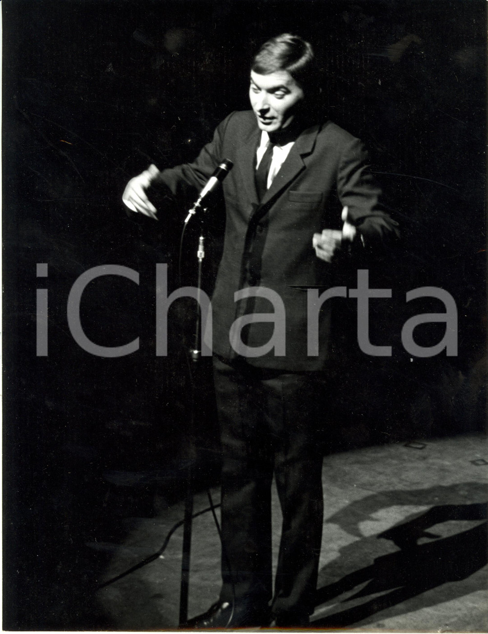 Fotografia d epoca originale 1965 ca PARIS Il cantante cantautore Pierre VASSILIU Foto 1