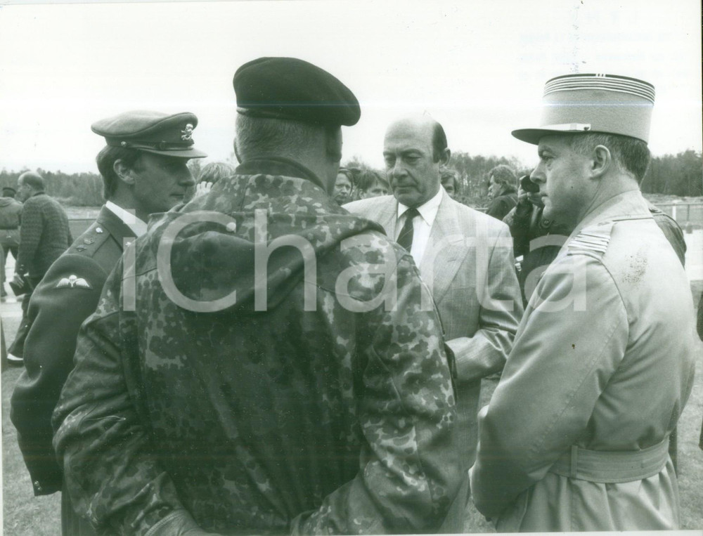 Fotografia d epoca originale 1990 ca MUNSTER Manfred WORNER Ministro della Difesa con ufficiali Foto 1