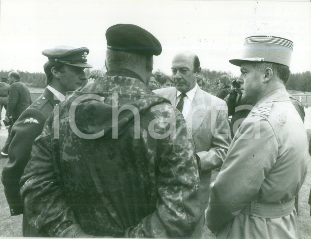 Fotografia d epoca originale 1990 ca MUNSTER D Manfred WORNER Ministro della Difesa con ufficiali Foto 1
