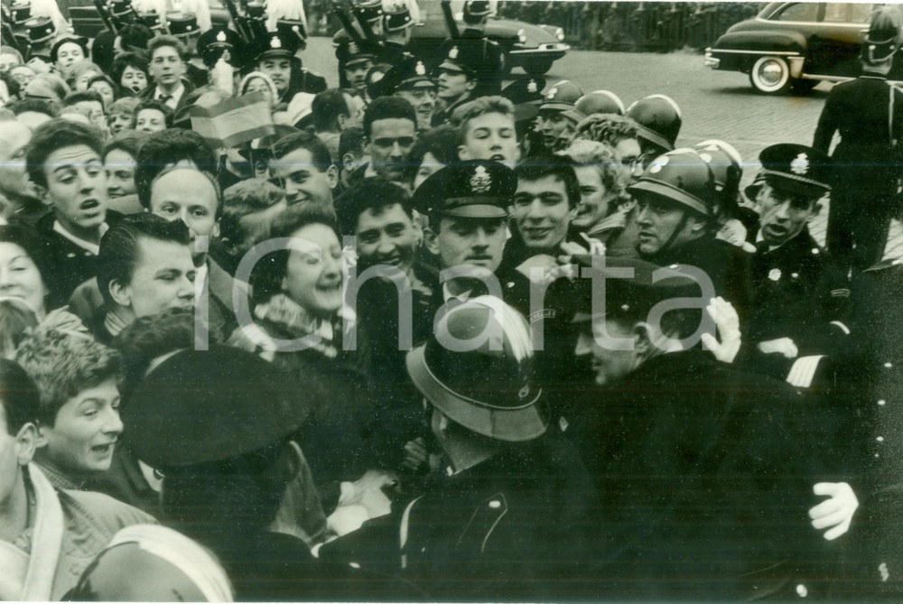 Fotografia d epoca originale 1960 ca PARIS Folla acclama Fabiola del BELGIO in visita Foto 1