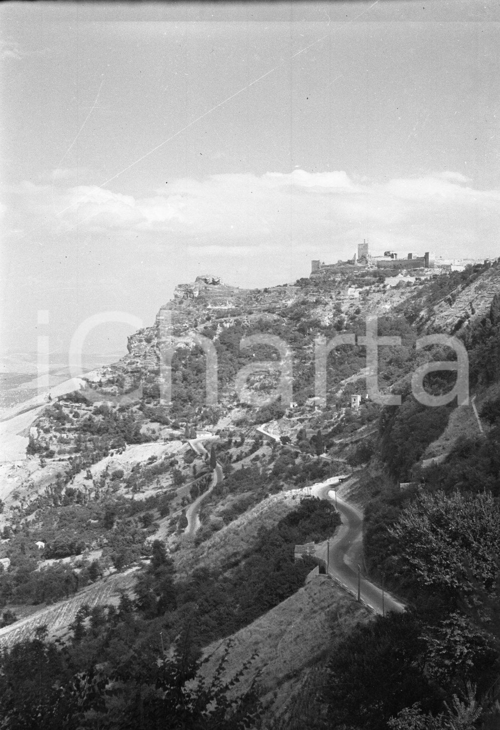 1938 ENNA Castello di Lombardia *NEGATIVO ORIGINALE Negativo originale d'epoca in bianco e nero su pellicola.Per i diritti rivolgersi a ICharta.ICharta mette in vendita, sul negozio eBay e in esclusiva sul sito "icharta" il proprio archivio composto da numerose diapositive e negativi fotografici d'epoca, tutti originali e autentici.Si tratta di uno sguardo inedito sull'attualità, la politica, la vita quotidiana, il gossip e la cultura, che fotografa il cambiamento della nazione (e non solo) tra il 1890 ed il 1990 circa. Un'occasione unica per il mercato del collezionismo, che vede finalmente disponibile un archivio eccezionale per vastità, tematiche e condizioni, in un settore (il negativo fotografico e la diapositiva) di assoluta novità e dalle interessanti prospettive di investimento. CONDIZIONI:FAIR/discreto Lievi difettiFORMATO: cm 6 x 9 originale e autentica 1