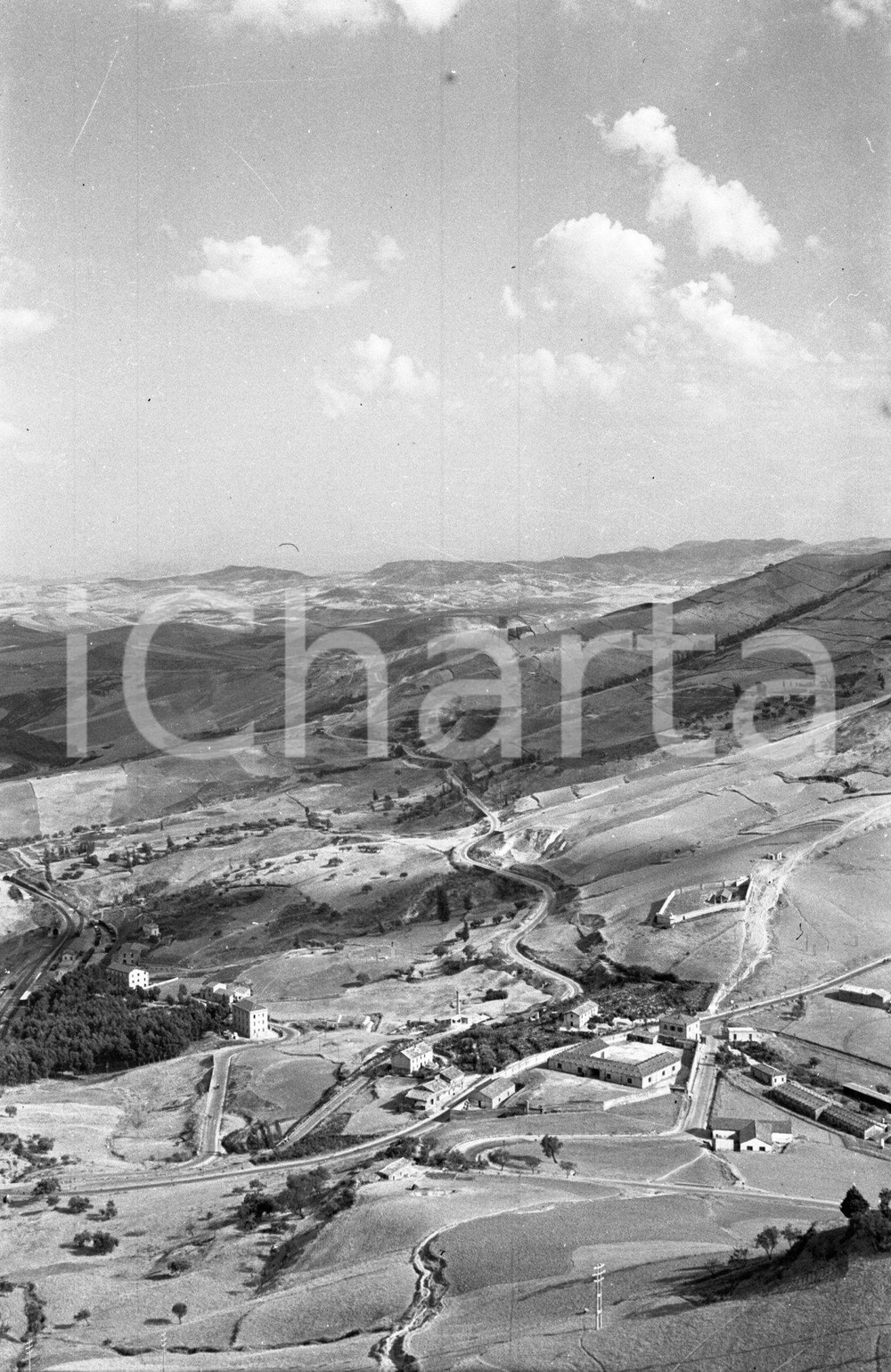 1938 AREA DI ENNA (SICILIA)  scatto dell'entroterra NEGATIVO ORIGINALE Negativo originale d'epoca in bianco e nero su pellicola.Per i diritti rivolgersi a ICharta.ICharta mette in vendita, sul negozio eBay e in esclusiva sul sito "icharta" il proprio archivio composto da numerose diapositive e negativi fotografici d'epoca, tutti originali e autentici.Si tratta di uno sguardo inedito sull'attualità, la politica, la vita quotidiana, il gossip e la cultura, che fotografa il cambiamento della nazione (e non solo) tra il 1890 ed il 1990 circa. Un'occasione unica per il mercato del collezionismo, che vede finalmente disponibile un archivio eccezionale per vastità, tematiche e condizioni, in un settore (il negativo fotografico e la diapositiva) di assoluta novità e dalle interessanti prospettive di investimento. CONDIZIONI:FAIR/discretoFORMATO: cm 6 x 9 originale e autentica 1