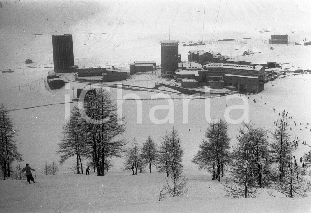 1938 SESTRIERE scatto panoramico NEGATIVO ORIGINALE Negativo originale in bianco e nero.Per i diritti rivolgersi a ICharta.ICharta mette in vendita, sul negozio eBay e in esclusiva sul sito "icharta" il proprio archivio composto da numerose diapositive e negativi fotografici d'epoca, tutti originali e autentici.Si tratta di uno sguardo inedito sull'attualità, la politica, la vita quotidiana, il gossip e la cultura, che fotografa il cambiamento della nazione (e non solo) tra il 1890 ed il 1990 circa. Un'occasione unica per il mercato del collezionismo, che vede finalmente disponibile un archivio eccezionale per vastità, tematiche e condizioni, in un settore (il negativo fotografico e la diapositiva) di assoluta novità e dalle interessanti prospettive di investimento. CONDIZIONI:FAIR/discretoFORMATO: cm 6 x 9 originale e autentica 1