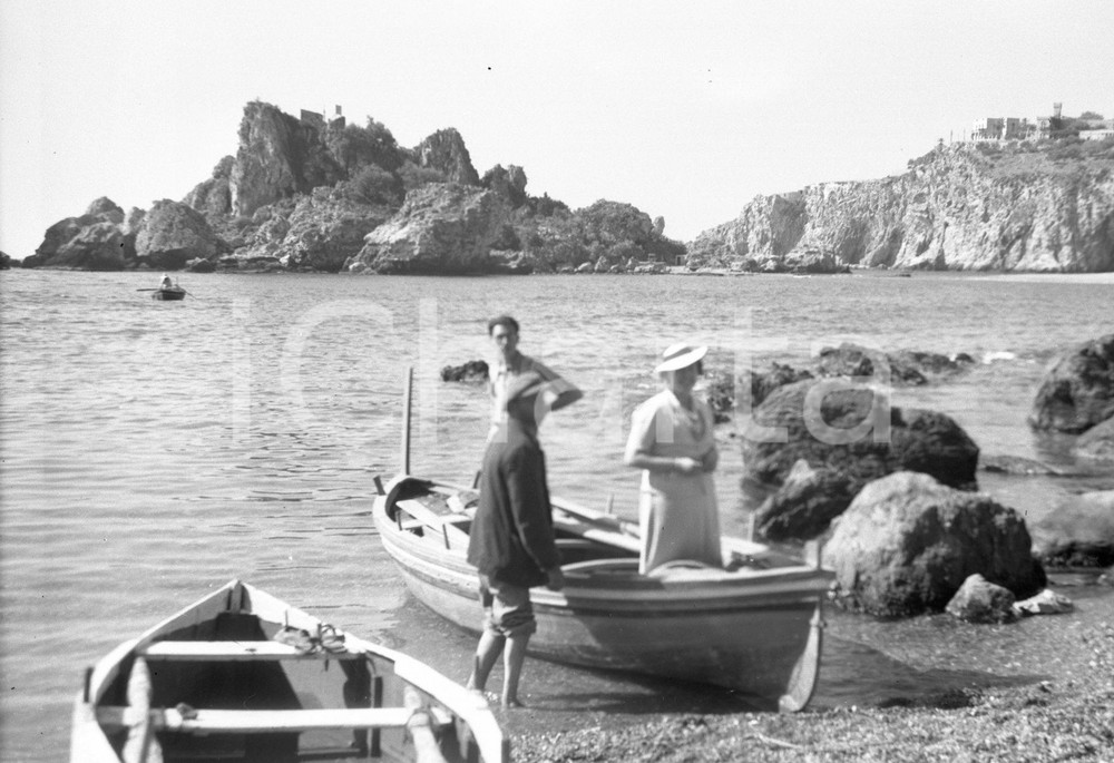 1937 TAORMINA una giornata all'Isola Bella NEGATIVO ORIGINALE 3 Negativo originale d'epoca in bianco e nero su pellicola.Per i diritti rivolgersi a ICharta.ICharta mette in vendita, sul negozio eBay e in esclusiva sul sito "icharta" il proprio archivio composto da numerose diapositive e negativi fotografici d'epoca, tutti originali e autentici.Si tratta di uno sguardo inedito sull'attualità, la politica, la vita quotidiana, il gossip e la cultura, che fotografa il cambiamento della nazione (e non solo) tra il 1890 ed il 1990 circa. Un'occasione unica per il mercato del collezionismo, che vede finalmente disponibile un archivio eccezionale per vastità, tematiche e condizioni, in un settore (il negativo fotografico e la diapositiva) di assoluta novità e dalle interessanti prospettive di investimento. CONDIZIONI:FAIR/discretoFORMATO: cm 6 x 9 originale e autentica 1