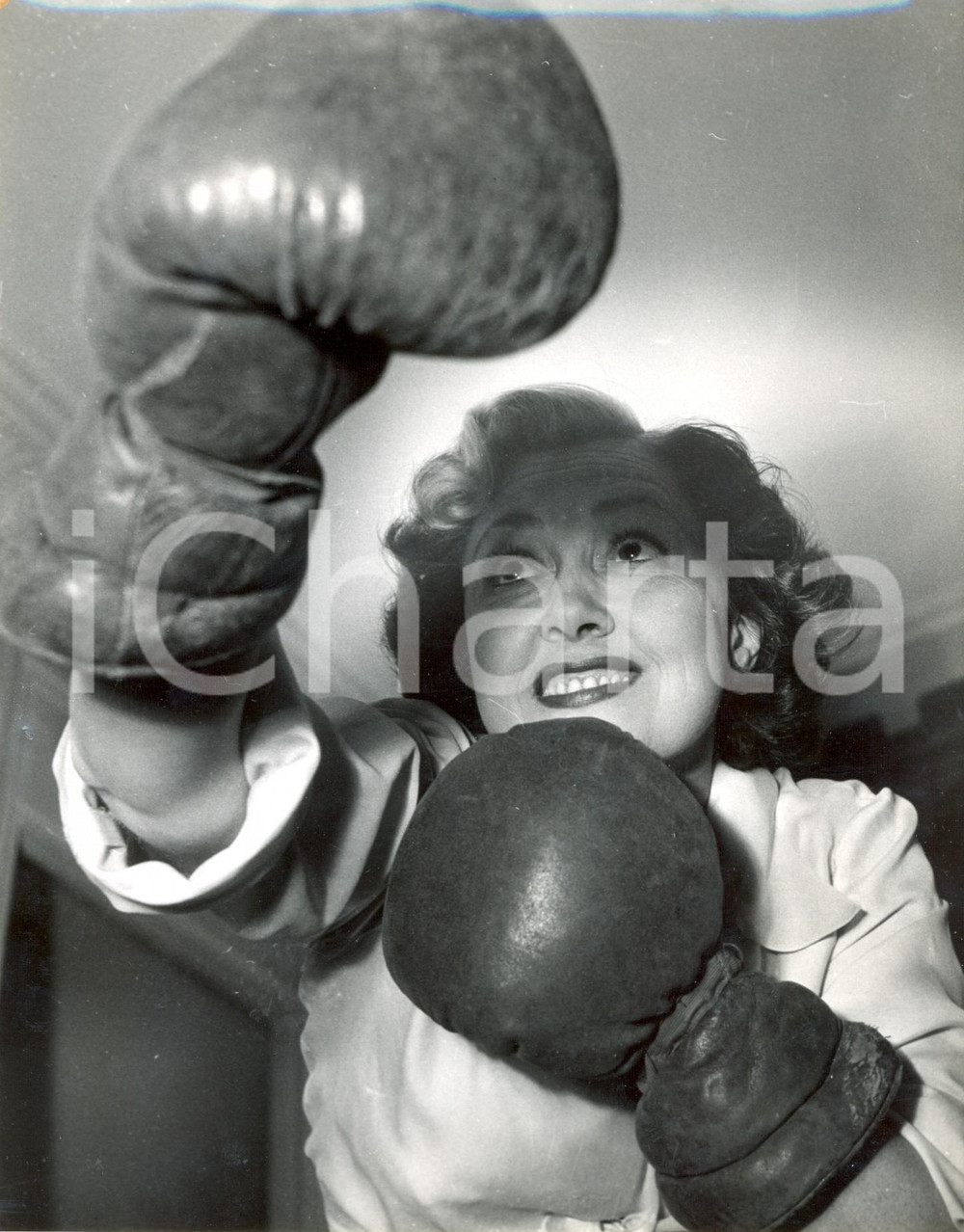 Fotografia d epoca originale 1950 ca PARIS L attrice Roberta si allena coi guantoni da boxe Foto 1