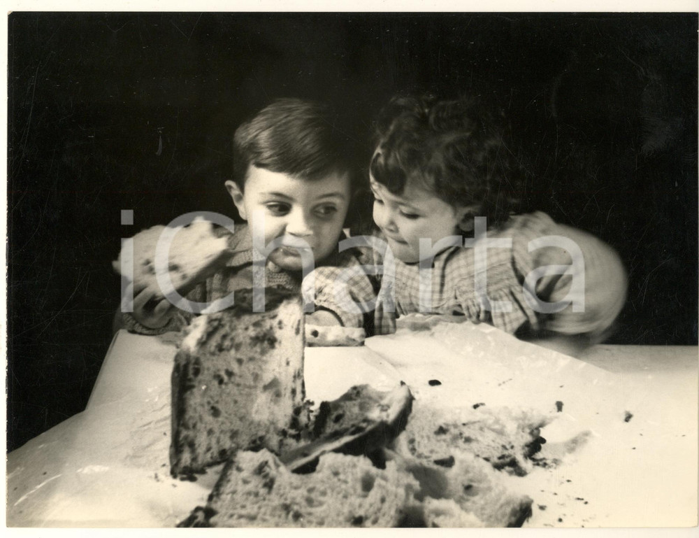 1950 ca ITALIA Panettone MOTTA - Campagna pubblicitaria con bambini *Foto (2) Fotografia originale d'epoca. CONDIZIONI:FAIR/discreto graffioFORMATO: 24x18 cm originale e autentica 1