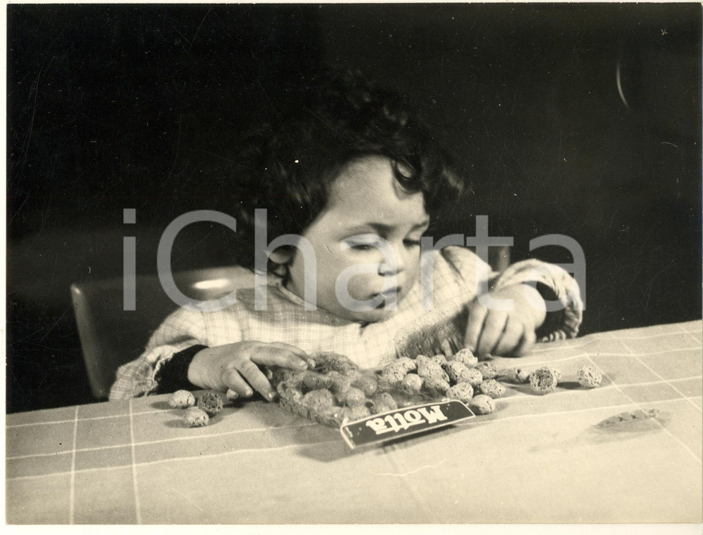 1950 ca ITALIA Panettone MOTTA - Campagna pubblicitaria con bambina *Foto (3) Fotografia originale d'epoca. CONDIZIONI:FAIR/discreto difetti di stampaFORMATO: 24x18 cm originale e autentica 1